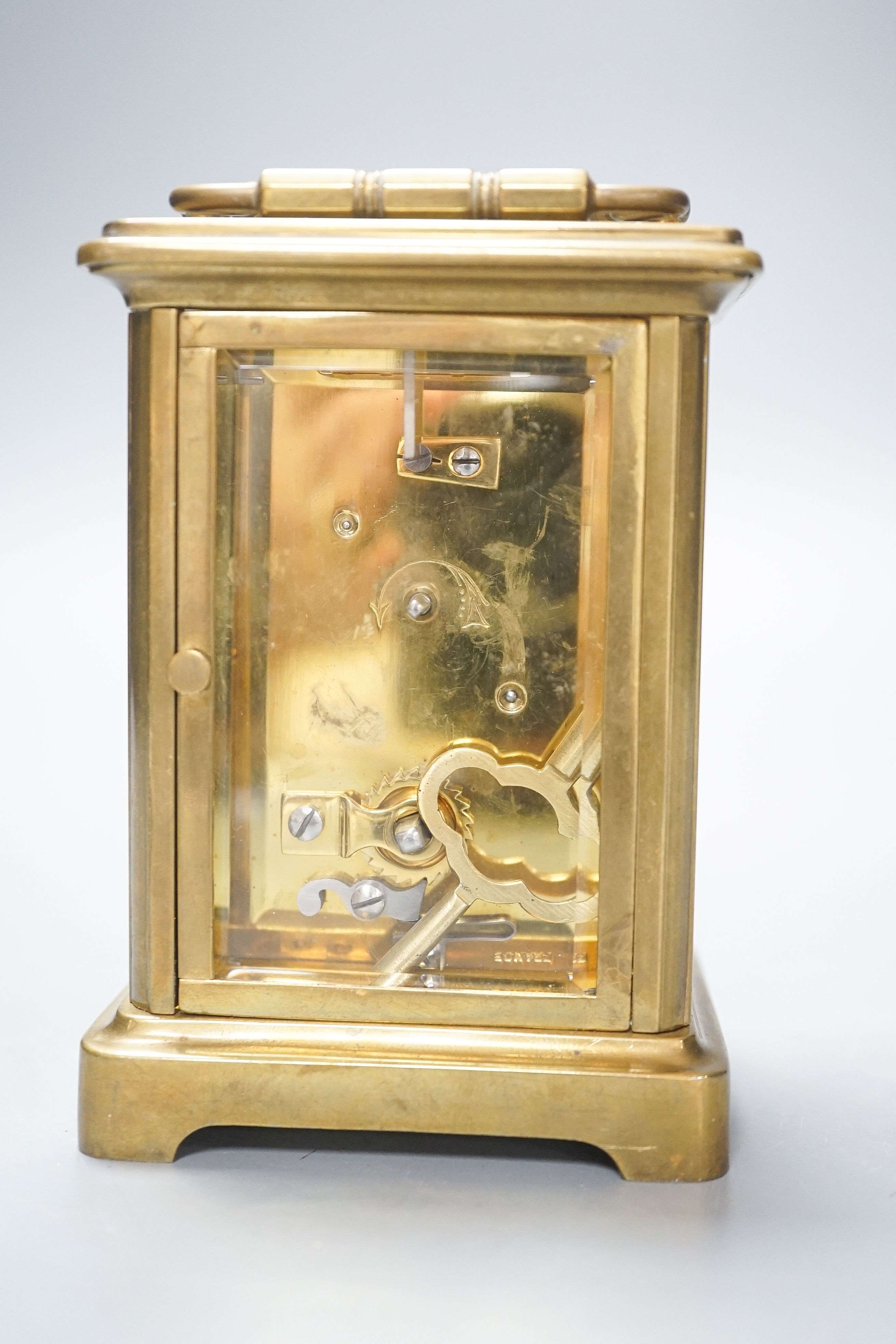 A brass carriage timepiece and key 12cm